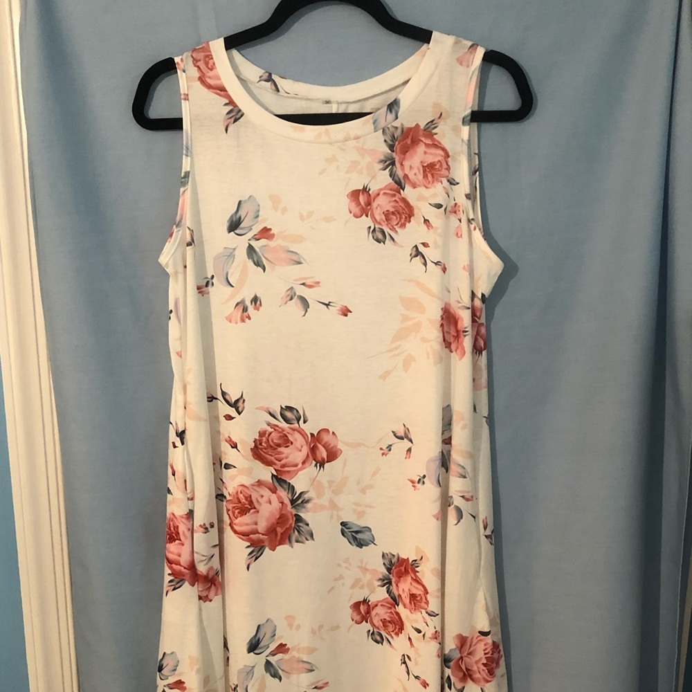 Sleeveless, summer dress, lightweight White with floral design
Size Medium